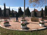 La edil Isabel Fernández destaca la importancia de trabajar de forma diaria en el mantenimiento del cementerio municipal