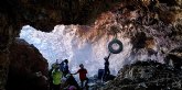 Retirados más de 400 neumáticos usados en una mina abandonada del paraje natural de la sierra de Enmedio en Almendricos