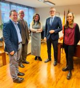 El consejero de Salud se rene con la investigadora murciana Beln de la Morena, galardona por la Ctedra Cajal