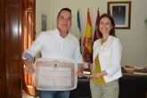 La alcaldesa recibe al maestro quesero Flix Cano, recientemente reconocido con el Premio Mercurio
