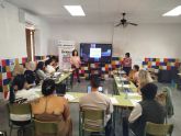 Una decena de vecinos participa en el taller de orientación y autoempleo para favorecer la inclusión laboral en el Barrio de Santiago y Distritos
