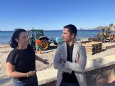 El Ayuntamiento cumple su compromiso e inicia la retirada de posidonia en la playa de Calabardina menos de 24 horas después de recibir la autorización de Medio Natural