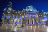 La fachada del Palacio Consistorial luci de azul para apoyar a los refugiados