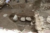 Hallan un horno cerámico, restos de un capitel y una basa toscanas de los siglos VI y VII en la calle Escorial