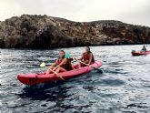 Solidaridad y diversin en el i paseo canino en kayak de puerto de Mazarrn