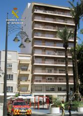 La Guardia Civil evaca a 25 personas de un edificio por un incendio en un piso de la novena planta