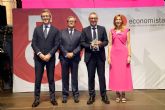 Los economistas de la Regi�n de Murcia distinguen a Jos� Luj�n con el Ec�nomo Institucional en la entrega de galardones a los profesionales con 25 y 15 a�os de colegiaci�n