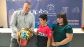 El joven piloto lorquino Pablo Segura presenta el casco con el que llevar� el nombre de Lorca por los circuitos internacionales