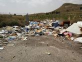 El Ecoparque de Coy, en el que el PP gastó 208.797 euros, convertido en un vertedero ilegal de basura por su abandono