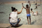 Cinco formas en que las olas de calor amenazan losderechos de la infancia