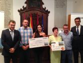 El ganador de la campaña 'Creemos en Lorca' recibe un cheque de 3.000 euros para gastar en los comercios del municipio durante una jornada de compras