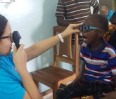 Dos docentes y un estudiante de la facultad de �ptica de la UMU est�n en Senegal para ayudar a personas con problemas de visi�n