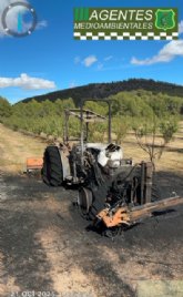 Bomberos extinguen un incendio de tractor junto a zona forestal en Cehegn