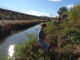 El grupo senderista EVA planta medio centenar de árboles de ribera