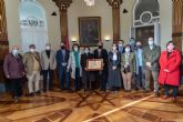 La familia del historiador Rubio Paredes recibe el pergamino de concesin de la Medalla de Oro