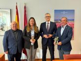 El consejero de Salud se reúne con los responsables del hospital HLA La Vega, que ha sido distinguido con dos de los premios más prestigiosos del sector nacional y europeo