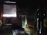 Bomberos de Cartagena extinguen un incendio en una vivienda en el Barrio Peral