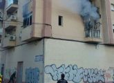 Un hombre se arroja al vacio para huir de un incendio en un primer piso de San Anton