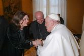 La presidenta de la UCAM mantiene un afectuoso encuentro con el Papa Francisco