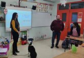 La concejala de Salud lleva la campana sobre tenencia de mascotas y bienestar animal a los colegios