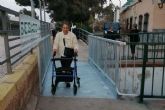 Una pasarela junto al apeadero del tren mejora la movilidad a pie en El Llano del Beal