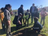Antonio Luengo participa en la plantacin de rboles del CEIP Severo Ochoa de San Javier con motivo del Da Internacional de los Bosques