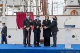 La alcaldesa entrega las llaves de Cartagena al comandante de Elcano para que vuelva pronto