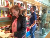Los bibliobuses de la Consejera de Cultura regalan libros a los murcianos