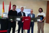 Correos presenta el sello dedicado al centenario del Real Murcia C.F