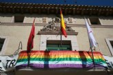 Se coloca la bandera “Arcoiris” en el balcn del Ayuntamiento de Totana para escenificar el apoyo institucional al Colectivo LGTBI