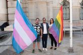 Las banderas LGTBI y TRANS ondean en los mstiles de respeto del Palacio Consistorial