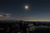 El eclipse solar de agosto puede salir caro al volante: multas de 200 euros por pararse a verlo en la carretera