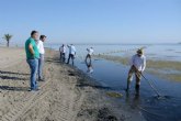 Medio Ambiente pone en marcha por segunda vez el protocolo de limpieza de algas superficiales de las aguas de Los Urrutias