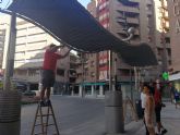 El Ayuntamiento de Lorca instala toldos en las paradas de autobús de 'El Óvalo' para que los pasajeros puedan resguardarse del sol durante la espera