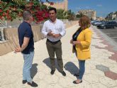 La concejala de Parques y Jardines renueva el parque infantil de Roda y plantar nuevos ejemplares de pino mediterrneo en la pinada cercana