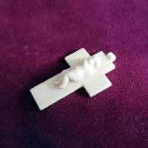 Una Antigua cruz de marfil del siglo XIX para la virgen de las Mercedes de San Gregorio de Sevilla