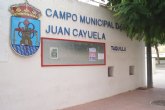 Acuerdan iniciar el contrato para realizar la resiembra del c�sped natural del estadio municipal �Juan Cayuela�