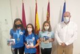 Las nadadoras Cinthya Costa, Marina Costa y Alba Rubio celebran sus xitos nacionales con el concejal de Deportes
