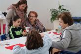La concejal de Mayores visita el Taller de Manualidades Navidenas entre abuelos y nietos