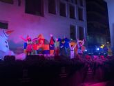 Miles de personas dan la bienvenida a Papá Noel en una plaza Belluga abarrotada
