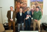 El Rotary Club de Cartagena presenta al alcalde el libro Canton y libertad, del que es autor el cronista Francisco Jose Franco