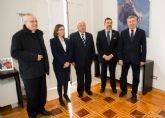 Directivos del Hospital de la Caridad invitan a Lpez y Castejn a visitar las instalaciones