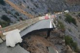Las lluvias provocan el descalce de un muro de contencin en las Cuestas del Cedacero que obliga al cierre de la carretera de Isla Plana