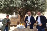 El Ayuntamiento de Lorca dona los 115 litros de aceite procedente de los olivos municipales a 'El Buen Camino' y a las Hermanas Clarisas