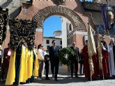 El alcalde y el presidente de la JHP rinden homenaje a los cofrades difuntos