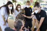 Isabel Franco asiste a la exhibición de aves rapaces en el Centro de Personas con Discapacidad de Churra