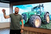 Jameson y Tomy Rhode se re�nen para la entrega de las llaves del tractor de los 10k tuits