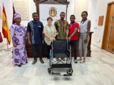 El Ayuntamiento colaborará con la Asociación de Ghaneses de Lorca para el envío de 15 sillas de ruedas a Ghana