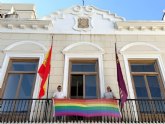 La bandera LGTBIQ+ ondea en el balc�n del ayuntamiento con motivo del D�a del Orgullo