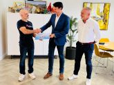 Sercomosa entrega una donaci�n solidaria a la Fundaci�n Aladina, gracias a una rifa navide&ntilde;a celebrada entre el personal de la empresa